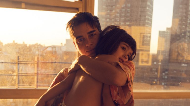 Uomo con una bambina in braccio