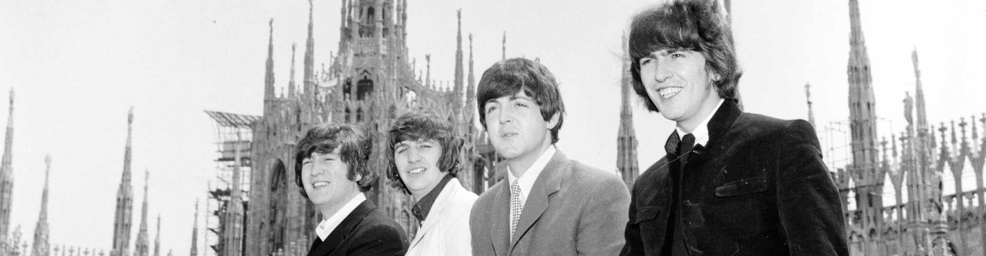 immagine dei beatles davanti al Duomo di Milano