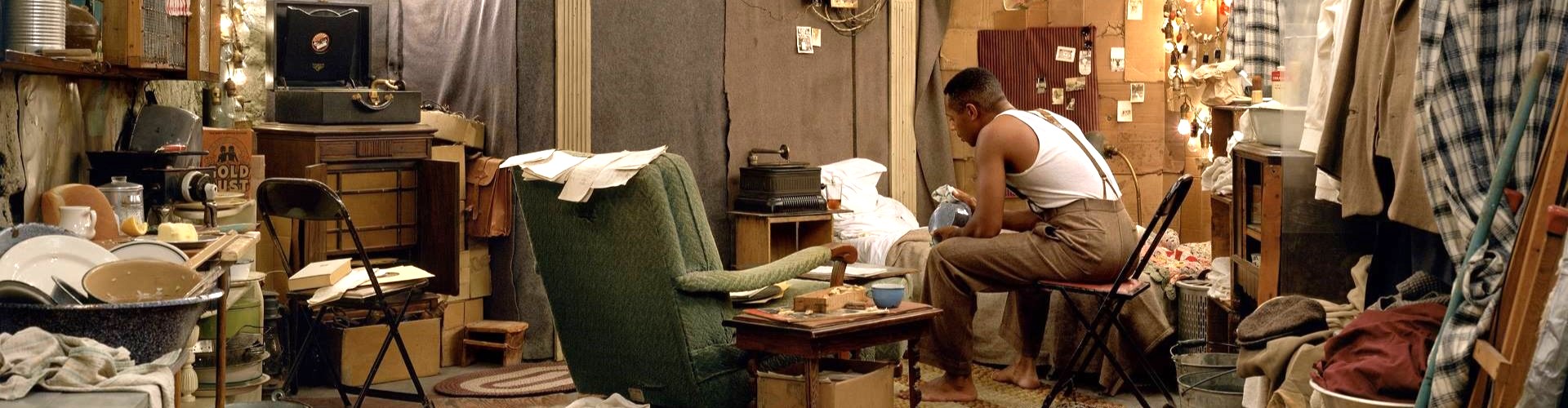 Immagine guida della mostra Jeff Wall raffigurante un uomo seduto su una poltrona in una stanza