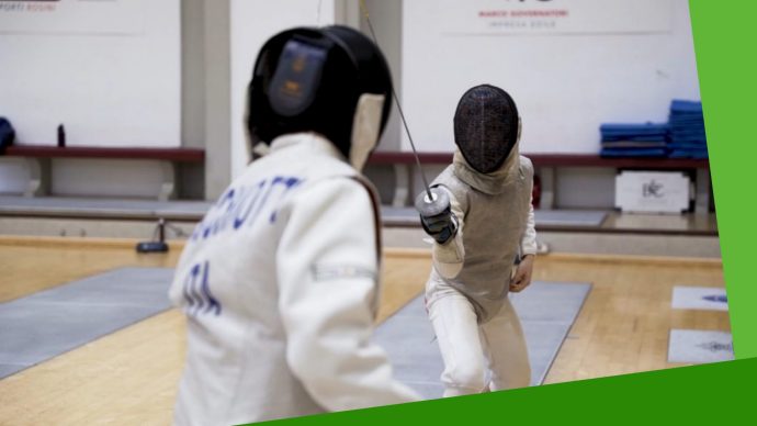 Immagine di due schermidori durante una partita di scherma