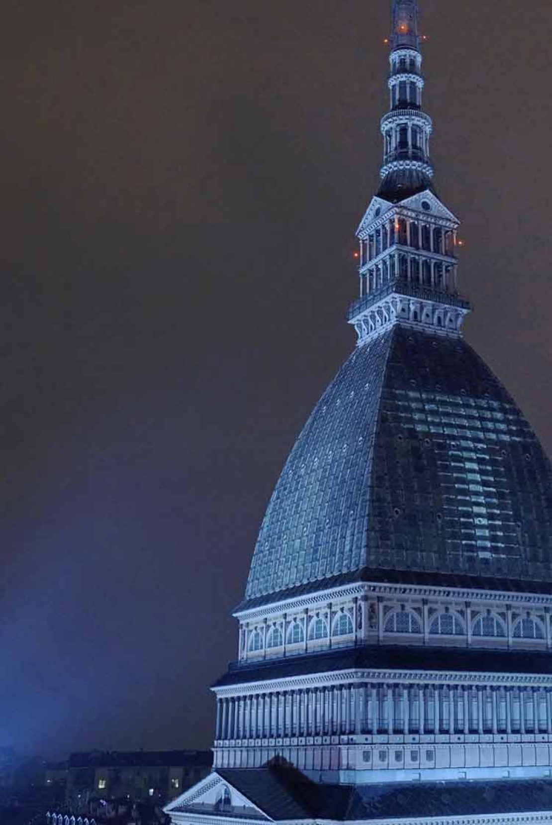 Fotografia della Mole Antonelliana di notte.