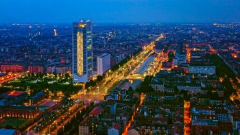 Image of the city of Turin and the Intesa Sanpaolo skyscraper at night
