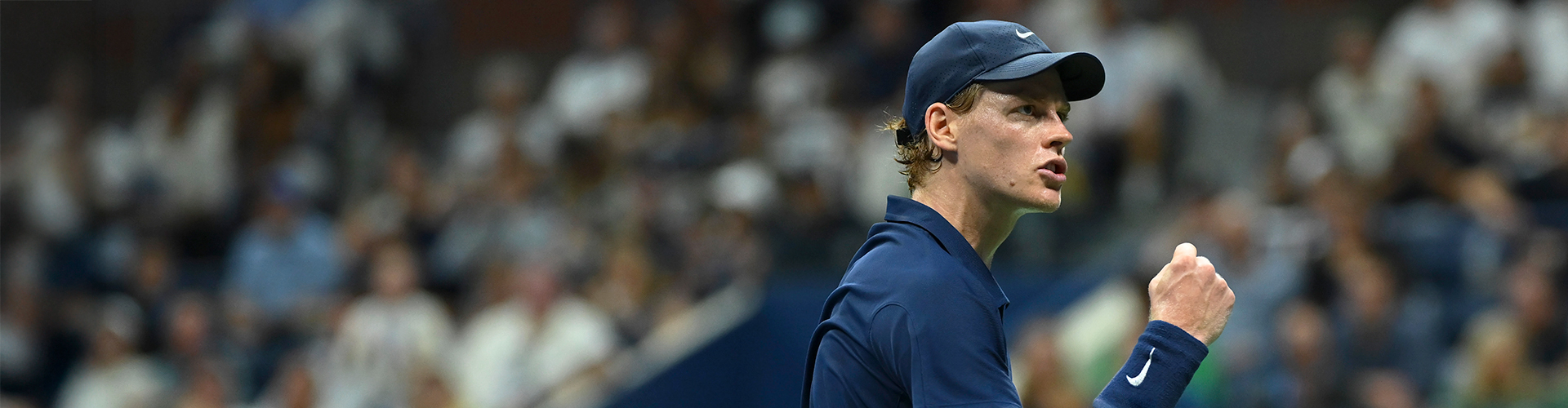 Jannik Sinner sul campo da tennis