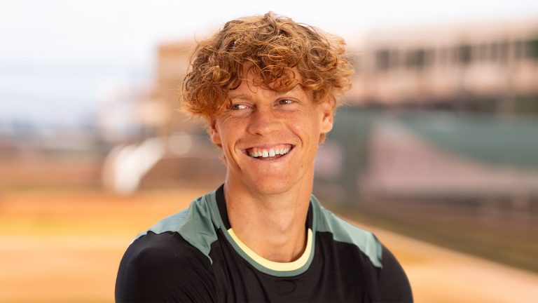 Jannik Sinner mentre sorride
