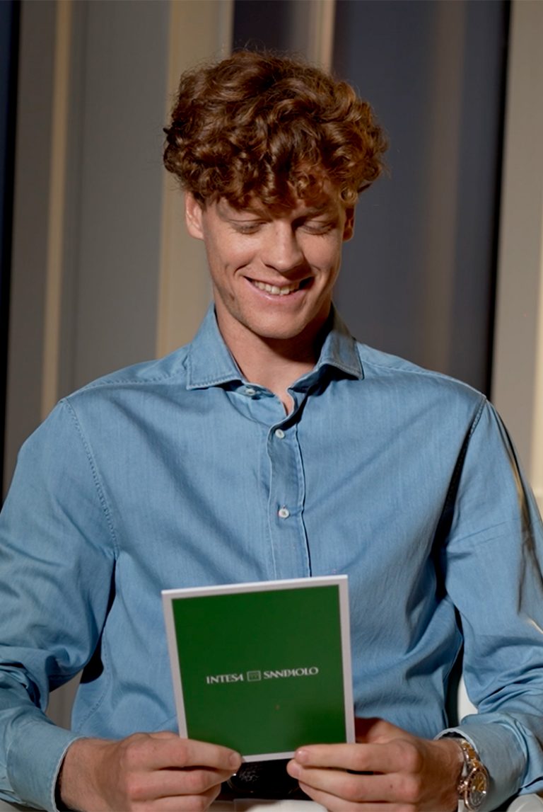 Primo piano di Jannik Sinner mentre sorride