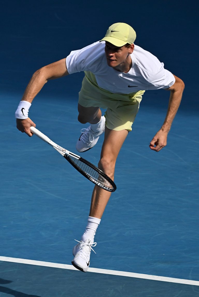 Jannik Sinner sul campo da tennis con una racchetta in mano