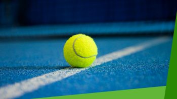 Immagine di una pallina da tennis su un campo
