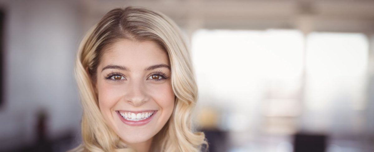 L’immagine che accompagna la News sul Corso in Family Business Management che forma i giovani figli di imprenditori clienti per il passaggio generazionale nelle imprese famigliari ritrae una giovane donna bionda sorridente