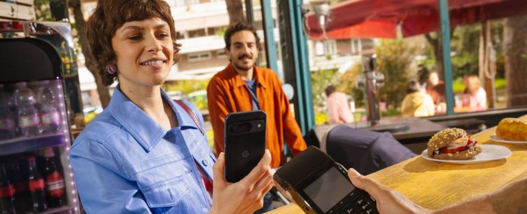 L’immagine che accompagna la News sull’accordo di BANCOMAT con Intesa Sanpaolo e Google, grazie al quale i clienti del Gruppo Intesa Sanpaolo saranno i primi in Italia a poter digitalizzare la propria carta BANCOMAT su Google Wallet, ritrae una giovane donna che porge il proprio smartphone per il pagamento su pos. 