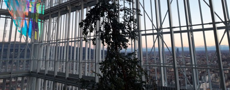 L’immagine che accompagna la News sulla pubblicazione di un set integrato e articolato di reportistica volontaria che dà conto delle performance ESG e dei risultati raggiunti nel 2024 dal Gruppo, ritrae la serra bioclimatica del grattacielo di Intesa Sanpaolo a Torino