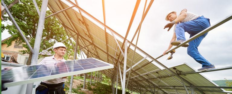 L’immagine che accompagna la  News sul rifinanziamento del portafoglio solare di METLEN in Australia, ritrae due tecnici mentre installano un impianto di pannelli fotovoltaici in un campo