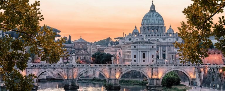L’immagine che accompagna la News sulla ricerca “L’Italia e la sua reputazione: le città” ritrae la città di Roma al tramonto, con un ponte sul Tevere in primo piano e sul fondo il profilo e le cupole degli edifici del Vaticano