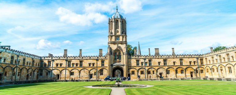 L’immagine che accompagna la News sulle MBA Graduate Scholarship per donne a Oxford, ritrae la Tom Tower di Christ Church, all’Università di Oxford