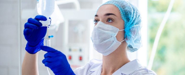 L’immagine che accompagna la News sull’investimento di Neva SGR in NUCLIDIUM ritrae un’infermiera in uniforme medica che prepara la flebo per un paziente in ospedale