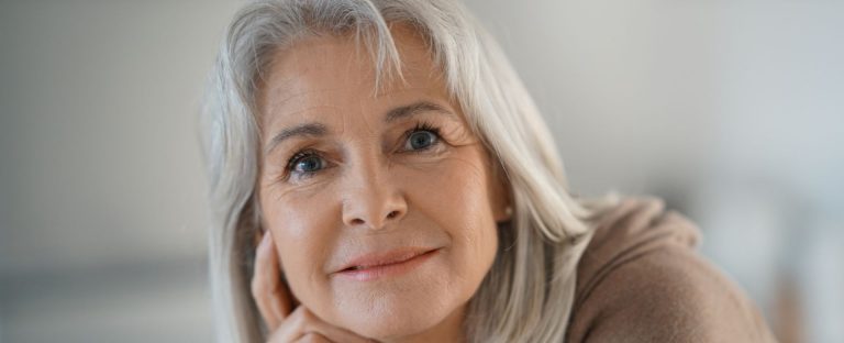 L’immagine che accompagna la News sulla presentazione dell’Indagine sul Risparmio e sulle scelte finanziarie degli italiani 2025 realizzata con Centro Einaudi, ritrae il primo piano di una donna sorridente, con i capelli bianchi e il viso leggermente appoggiato a una mano