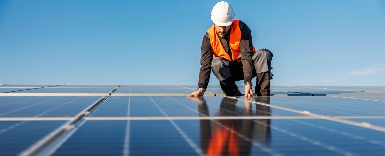 L’immagine che accompagna la News su Intesa Sanpaolo advisor finanziario di F2i nel consolidamento delle sue attività nel settore della transizione energetica in Sorgenia, ritrae un tecnico mentre installa dei pannelli fotovoltaici