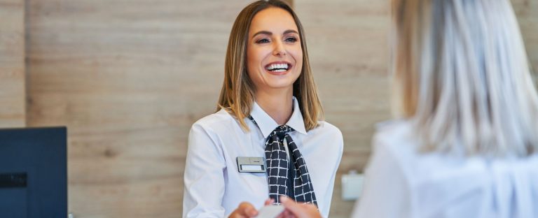 L’immagine che accompagna la News sull’accordo con Confindustria Alberghi, Federturismo e Federterme per il rilancio delle imprese turistiche italiane che mette loro a disposizione €10 miliardi ritrae la receptionist di un hotel sorridente mentre porge la chiave della stanza a un’ospite