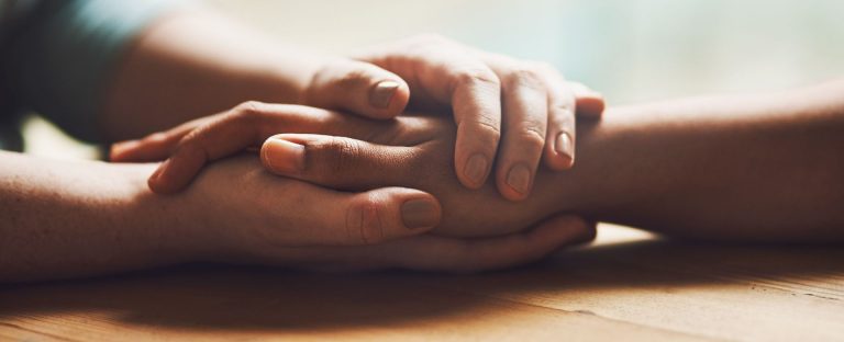 L’immagine che accompagna la News sulla presentazione del Rapporto annuale sulla valutazione d’impatto sociale, realizzato con Prometeia, ritrae due mani che si stringono in segno di solidarietà e supporto
