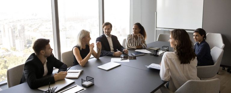 L’immagine che accompagna la News sulla ELITE Lounge Intesa Sanpaolo dedicata a un selezionato gruppo di aziende del Centro-Est Europa, ritrae un gruppo di persone multietniche che discutono intorno a un tavolo riunioni.