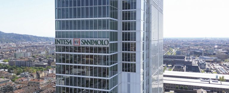 L’immagine che accompagna la News su Intesa Sanpaolo nominata European Issuer of the Year in occasione degli Structured Credit Investor (SCI) Risk Sharing Awards 2025, ritrae il grattacielo di Intesa Sanpaolo a Torino progettato da Renzo Piano e certificato LEED Platinum per la sostenibilità