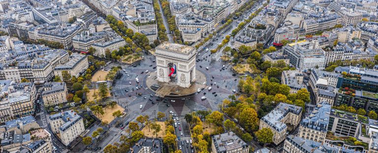 L’immagine che accompagna la News sulla quarta edizione di "Italian Excellences”, occasione di confronto e di visibilità per le imprese italiane sui mercati internazionali, ritrae una veduta aerea dell’arco di Trionfo a Parigi