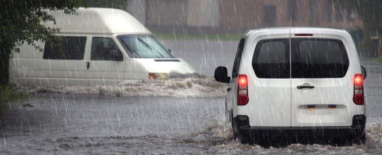 L’immagine che accompagna la News sulla partecipazione di Intesa Sanpaolo Protezione al progetto di Confindustria per la creazione di una piattaforma digitale che offre soluzioni assicurative contro calamità naturali ed eventi catastrofali, dedicate alle imprese associate, ritrae due furgoni sotto la pioggia in una strada allagata e in cui il livello dell'acqua è molto alto