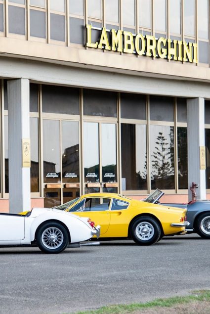 L’immagine che accompagna la News sul co-finanziamento del film sulla storia di Ferruccio Lamborghini, ritrae alcune Lamborghini d’epoca parcheggiate in fila davanti a un autosalone del marchio