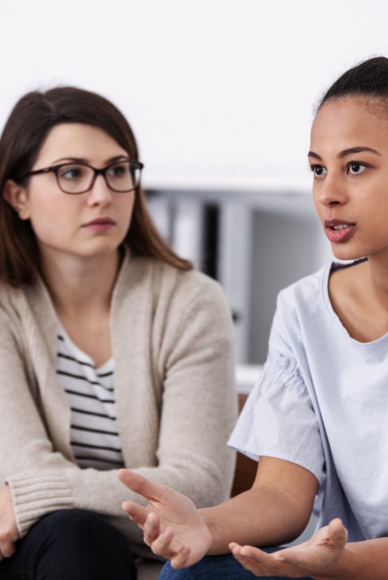 L’immagine che accompagna la News sull’iniziativa di alfabetizzazione finanziaria per donne vittime di violenza in Puglia, ritrae alcune donne che conversano