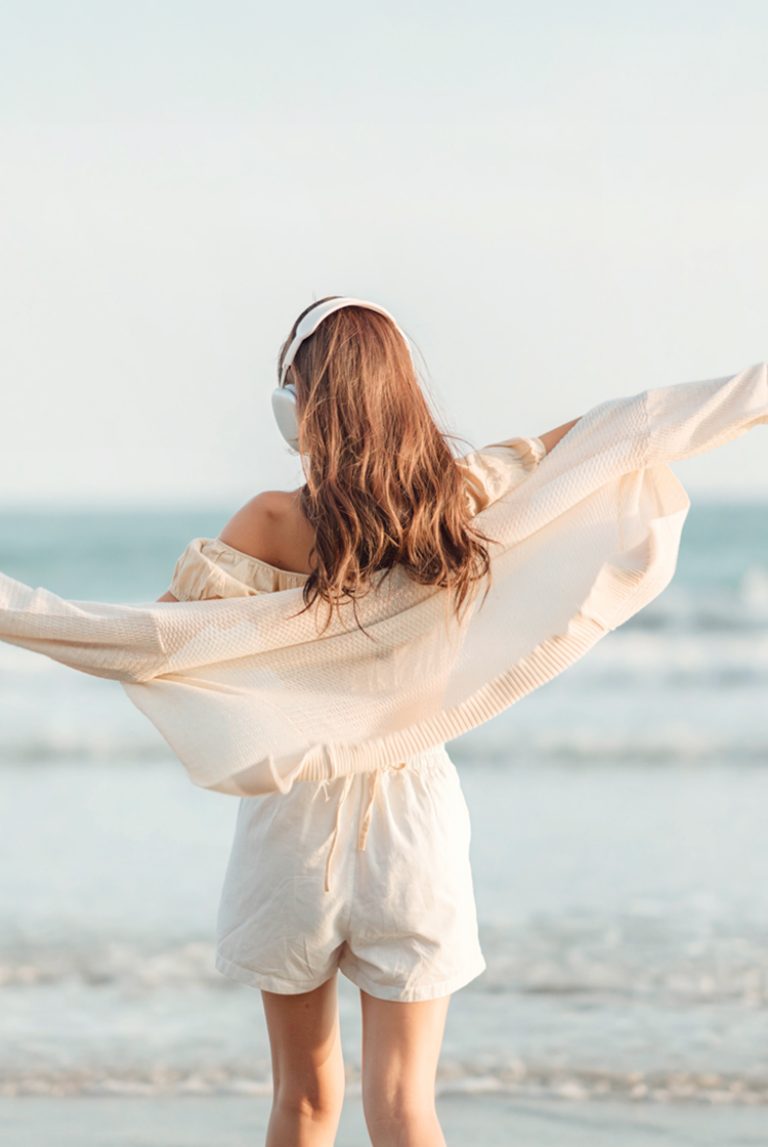 Ragazza che camina sulla spiaggia
